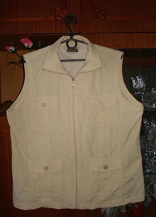 Фирменная жилетка в состоянии новой, размер 46