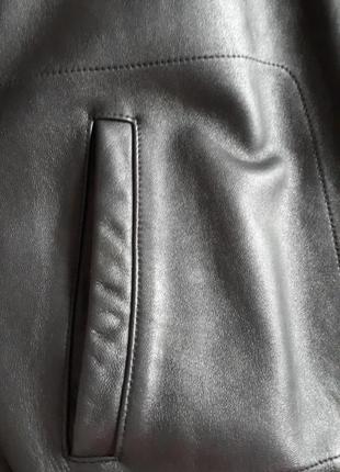 Шкіряна куртка чоловіча, прямого крою. розмір м, у відмінному стані. є маленька подряпина, але її видно (останнє фото).4 фото