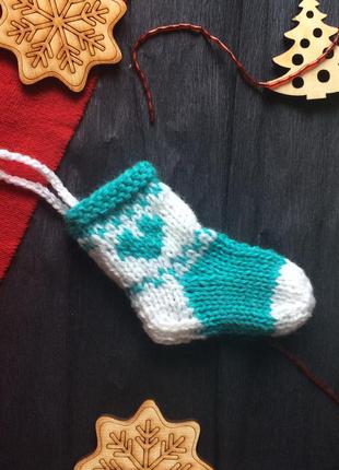 Новорічний декор в'язана шкарпетка на ялинку, новорічна іграшка на ялинку ручної роботи1 фото