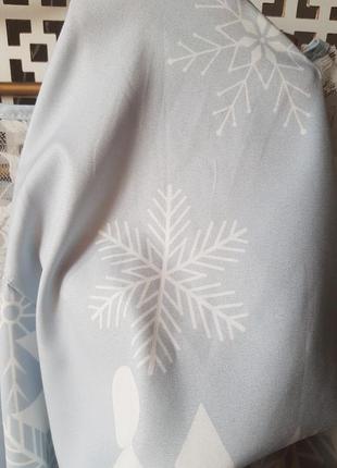 Красивое новогоднее платье со снежинками и дедом морозом6 фото
