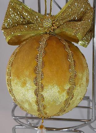 Елочный шар ручной работы 8см желтый велюр с золотлм