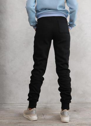 Черные теплые штаны с нашивками на манжетах4 фото
