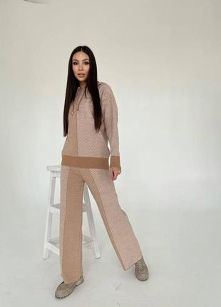 Класні жіночі костюми беж або світло-м'ятному