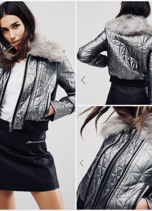 Демисезонная кожаная куртка—бомбер цвета металлик с искусственным мехом на воротнике2 фото