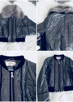 Демисезонная кожаная куртка—бомбер цвета металлик с искусственным мехом на воротнике3 фото