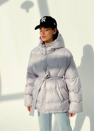 Зимняя куртка-пуховик с капюшоном и поясом