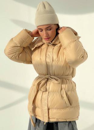 Зимняя куртка-пуховик с капюшоном и поясом