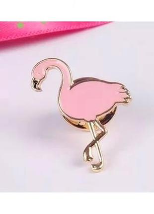 Маленькая милая розовая брошь брошка с птицей птичкой стоящей на одной ноге ножке фламинго пд золото