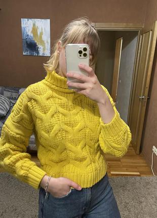 Свитер под горло желтый
