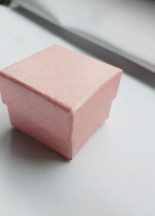 Коробочка для украшений розовая квадратная упаковка для кольца серьг кулона предложения3 фото