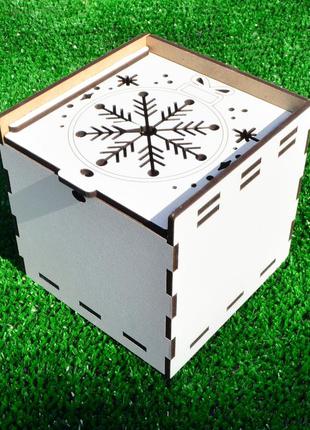 Біла подарункова новорічна коробка зі сніжинкою лдвп 10х10 см маленька коробочка для подарунка на новий рік