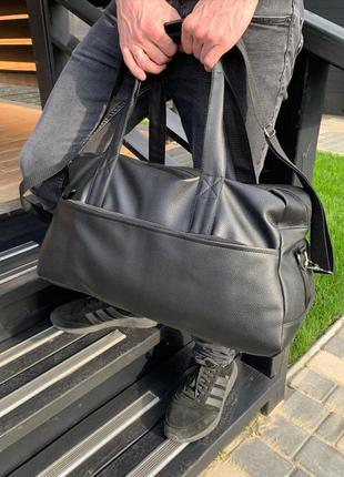 Спортивная дорожная сумка с плечевым ремнем, черная из экокожи в спортзал мужская3 фото