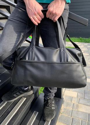 Спортивна сумка з плечовим ременем, чорна з екошкіри в спортзал чоловіча дорожня2 фото