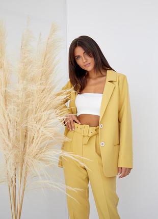 Женский однотонный брючный костюм желтый: пиджак и зауженные брюки с широким поясом  42, 46, 483 фото