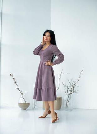 Лілове жіноче демісезонне замшеве плаття міді з рюшами 44-524 фото