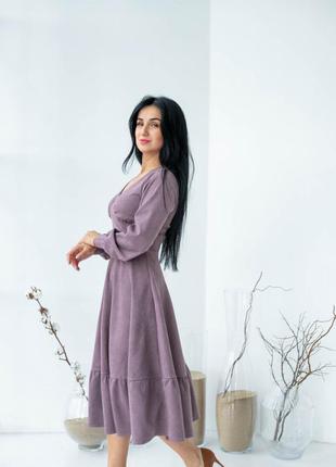 Лілове жіноче демісезонне замшеве плаття міді з рюшами 44-525 фото