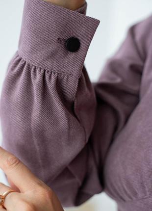 Лілове жіноче демісезонне замшеве плаття міді з рюшами 44-528 фото