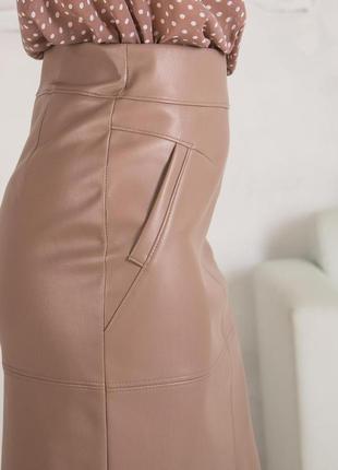 Женская кожаная бежевая юбка-карандаш длины миди 42-544 фото