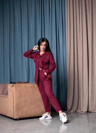 Бордовый женский костюм с теплой вельветовой рубашкой молодежного пошива 44-503 фото