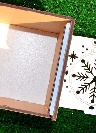 Белая подарочная новогодняя коробка со снежинкой лдвп 10х10 см маленькая коробочка для подарка на новый год3 фото