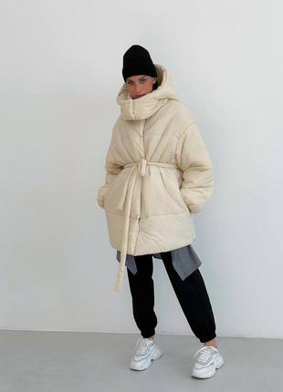 Зимняя удлинённая куртка с капюшоном и поясом