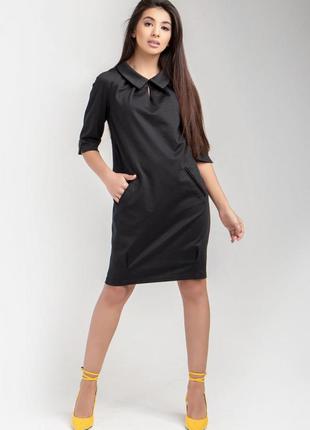 Чорне жіноча приталені ділове плаття з відкладним коміром1 фото