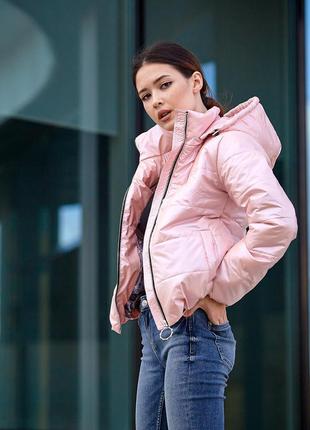 Красивая розовая демисезонная короткая куртка на молнии с капюшоном размер 46-482 фото