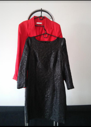 Трендовое платье с квадратными плечами и кожаными вставками