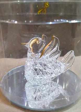 Стеклянная фигурка уточка в стиле в стиле сваровски на зеркальной подставке