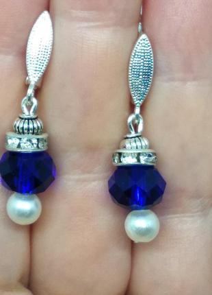 Сережки з синіми кристалами і перлами4 фото