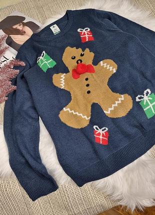Новогодний свитер с пряничным человеком синий с подарками