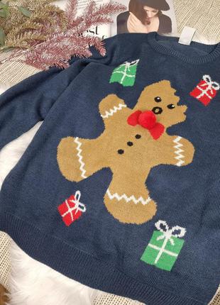 Новогодний свитер с пряничным человеком синий с подарками