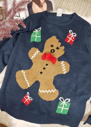 Новогодний свитер с пряничным человеком синий с подарками