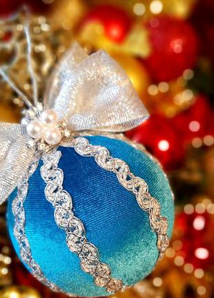 Елочный шар ручной работы 8см голубой велюр с серебром и жемчужинкой