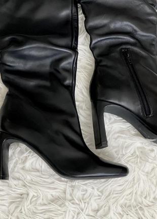 Кожаные черные сапоги bershka на каблуке7 фото
