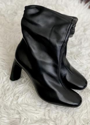 Кожаные черные сапоги bershka на каблуке5 фото