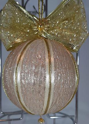 Елочный шар ручной работы 8см бежевый перламутр с золотом2 фото