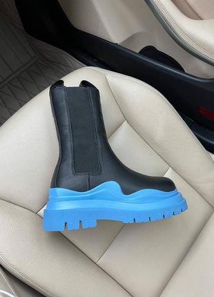Bottega veneta blue брендові утеплені зимові чоботи з хутром натуральна шкіра яскрава блакитна підошва чорні зимні утеплені чобітки натуральна шкіра