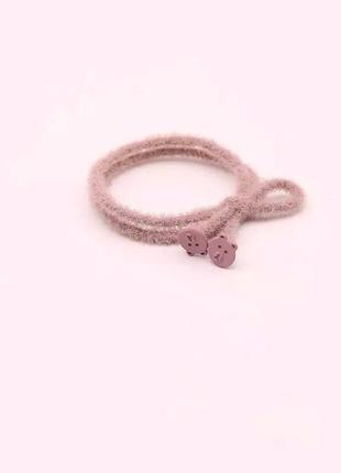 Розовая мохнатая резиночка с декором1 фото