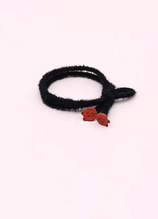 Черная мохнатая резиночка с декором