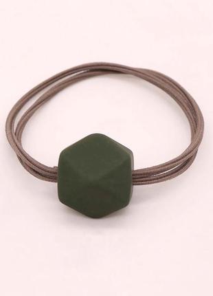 Коричневая резиночка для волос с зеленым декором