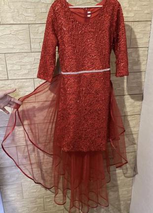 Платье с паетками красное