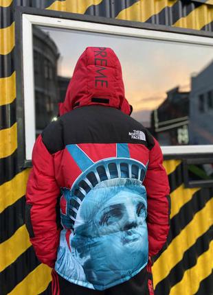 Трендовый пуховик supreme the north face statue of liberty red