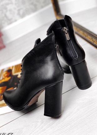 Чёрные ботинки на каблуке из натуральной кожи2 фото