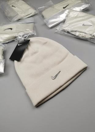 Шапка зимова унісекс nike beanie cuffed swoosh light bone cw6324-072 оригінал1 фото