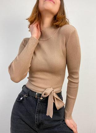 Бежевий гольф в рубчик з відкритою спинкою