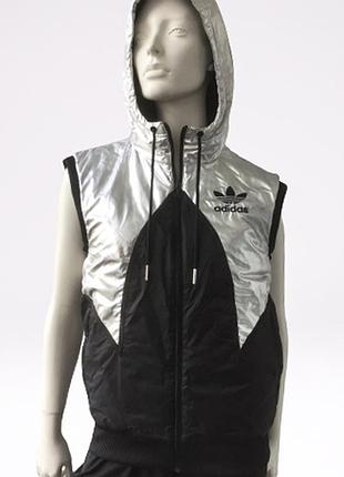 Красивый теплый жилет с капюшоном бренда adidas
