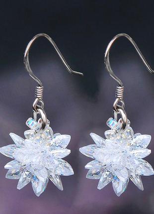 Яркие нарядные зимние атмосферные праздничные торжественные сережки серьги в виде снежинок кристалов
