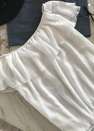 Ніжна блузочка зі спущеними плечима