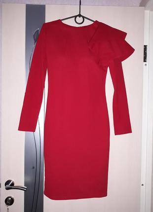Эффектное красное платье с оборками на 1 плече